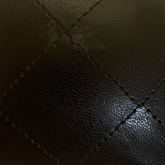 Preloved Chanel round shaped Black&White sunglasses - Picture 13 of 14